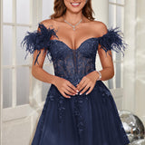 Mariana | Vestido curto em tule com plumas ombros descobertos e aplicações