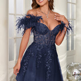 Mariana | Vestido curto em tule com plumas ombros descobertos e aplicações