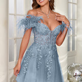Mariana | Vestido curto em tule com plumas ombros descobertos e aplicações