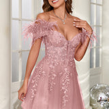 Mariana | Vestido curto em tule com plumas ombros descobertos e aplicações