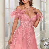 Mariana | Vestido curto em tule com plumas ombros descobertos e aplicações