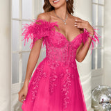 Mariana | Vestido curto em tule com plumas ombros descobertos e aplicações