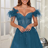 Mariana | Vestido curto em tule com plumas ombros descobertos e aplicações