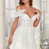 Mariana | Vestido curto em tule com plumas ombros descobertos e aplicações