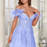 Mariana | Vestido curto em tule com plumas ombros descobertos e aplicações