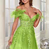 Mariana | Vestido curto em tule com plumas ombros descobertos e aplicações