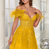 Mariana | Vestido curto em tule com plumas ombros descobertos e aplicações