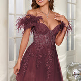 Mariana | Vestido curto em tule com plumas ombros descobertos e aplicações
