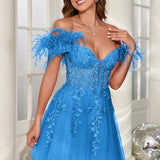 Mariana | Vestido curto em tule com plumas ombros descobertos e aplicações