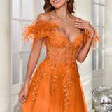 Mariana | Vestido curto em tule com plumas ombros descobertos e aplicações