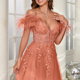 Mariana | Vestido curto em tule com plumas ombros descobertos e aplicações