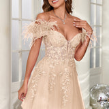 Mariana | Vestido curto em tule com plumas ombros descobertos e aplicações