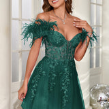 Mariana | Vestido curto em tule com plumas ombros descobertos e aplicações