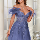 Mariana | Vestido curto em tule com plumas ombros descobertos e aplicações