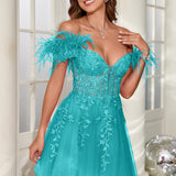 Mariana | Vestido curto em tule com plumas ombros descobertos e aplicações