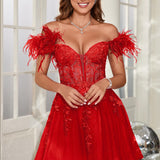 Mariana | Vestido curto em tule com plumas ombros descobertos e aplicações