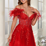 Mariana | Vestido curto em tule com plumas ombros descobertos e aplicações