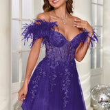 Mariana | Vestido curto em tule com plumas ombros descobertos e aplicações