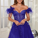 Mariana | Vestido curto em tule com plumas ombros descobertos e aplicações