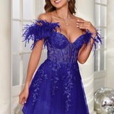 Mariana | Vestido curto em tule com plumas ombros descobertos e aplicações
