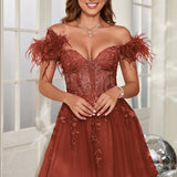 Mariana | Vestido curto em tule com plumas ombros descobertos e aplicações
