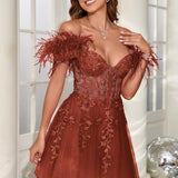Mariana | Vestido curto em tule com plumas ombros descobertos e aplicações