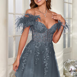 Mariana | Vestido curto em tule com plumas ombros descobertos e aplicações