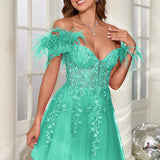 Mariana | Vestido curto em tule com plumas ombros descobertos e aplicações