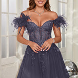 Mariana | Vestido curto em tule com plumas ombros descobertos e aplicações