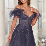 Mariana | Vestido curto em tule com plumas ombros descobertos e aplicações