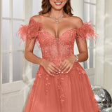 Mariana | Vestido curto em tule com plumas ombros descobertos e aplicações