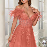 Mariana | Vestido curto em tule com plumas ombros descobertos e aplicações