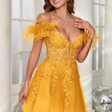 Mariana | Vestido curto em tule com plumas ombros descobertos e aplicações