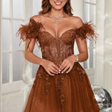 Mariana | Vestido curto em tule com plumas ombros descobertos e aplicações