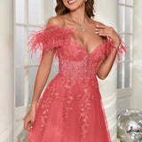 Mariana | Vestido curto em tule com plumas ombros descobertos e aplicações