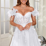Mariana | Vestido curto em tule com plumas ombros descobertos e aplicações