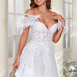 Mariana | Vestido curto em tule com plumas ombros descobertos e aplicações
