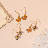 Boucles d'oreilles abeille dorée et nid d'abeille en cristal