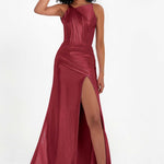 Elisabete | Vestido Maxi em Cetim Plissado com Abertura — Bordô