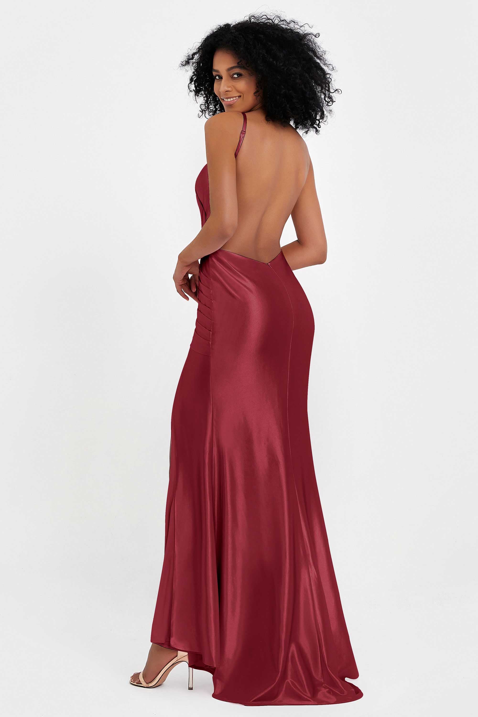Elisabete | Vestido Maxi em Cetim Plissado com Abertura — Bordô