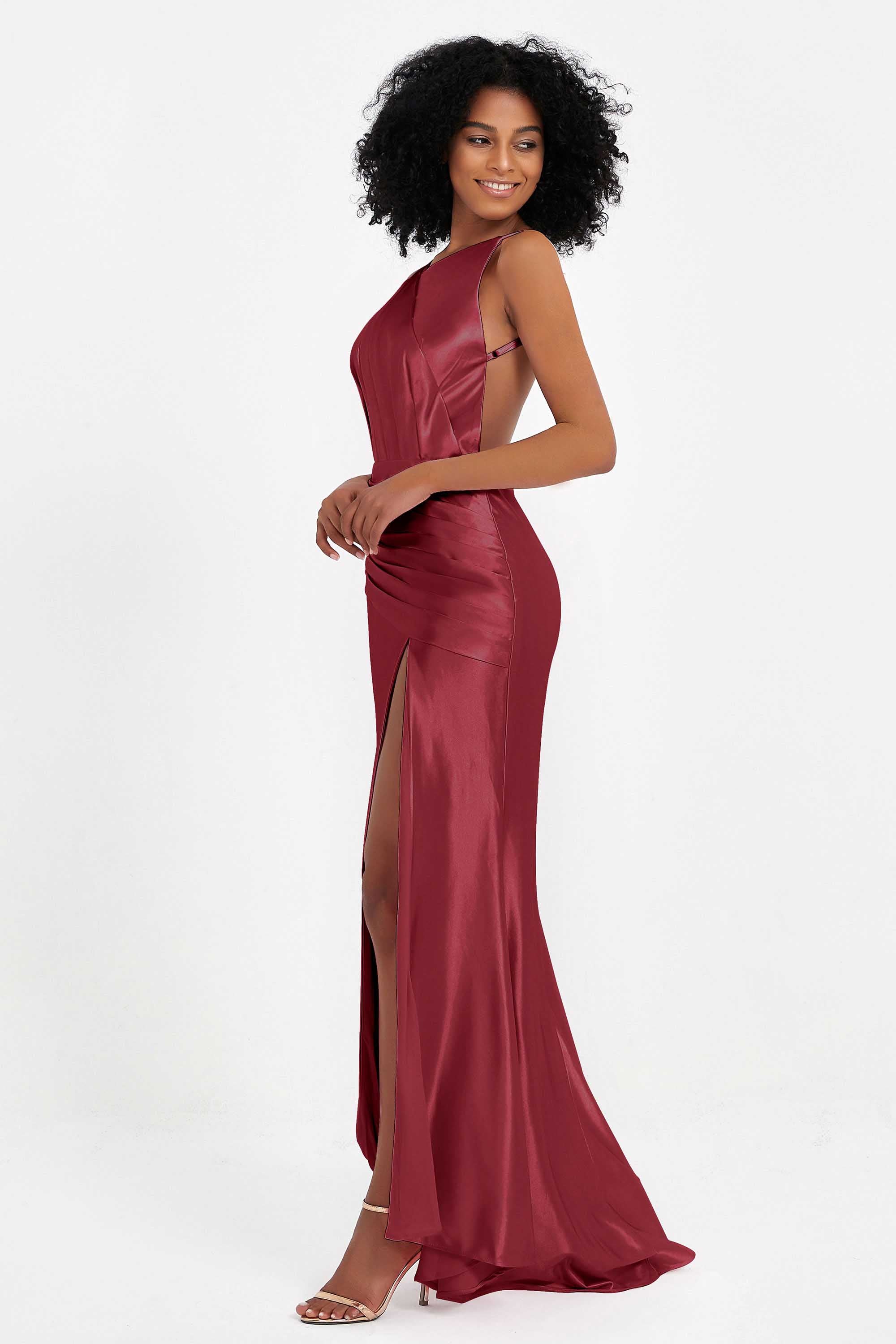 Elisabete | Vestido Maxi em Cetim Plissado com Abertura — Bordô