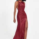 Elisabete | Vestido Maxi em Cetim Plissado com Abertura — Bordô