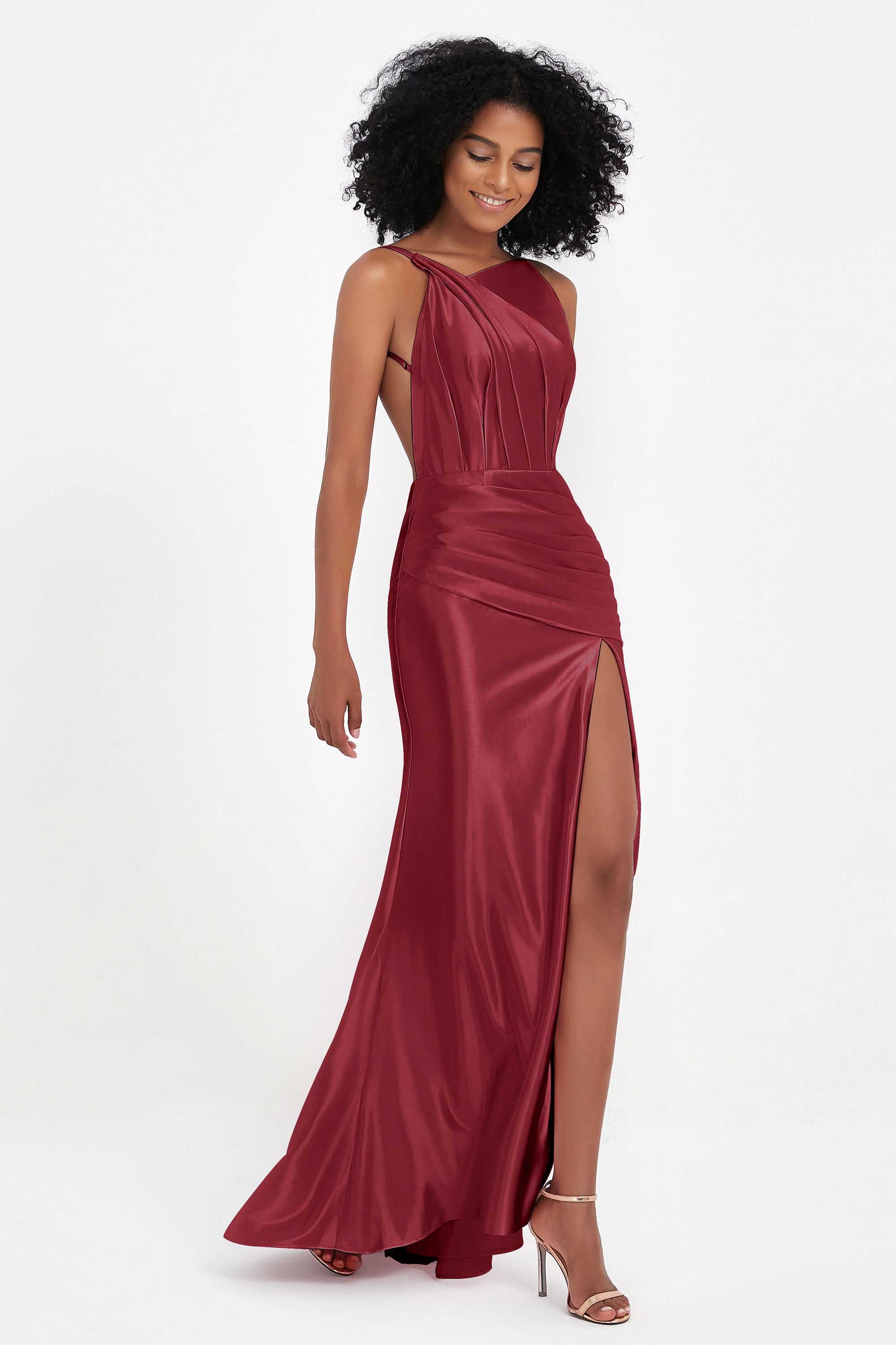 Elisabete | Vestido Maxi em Cetim Plissado com Abertura — Bordô