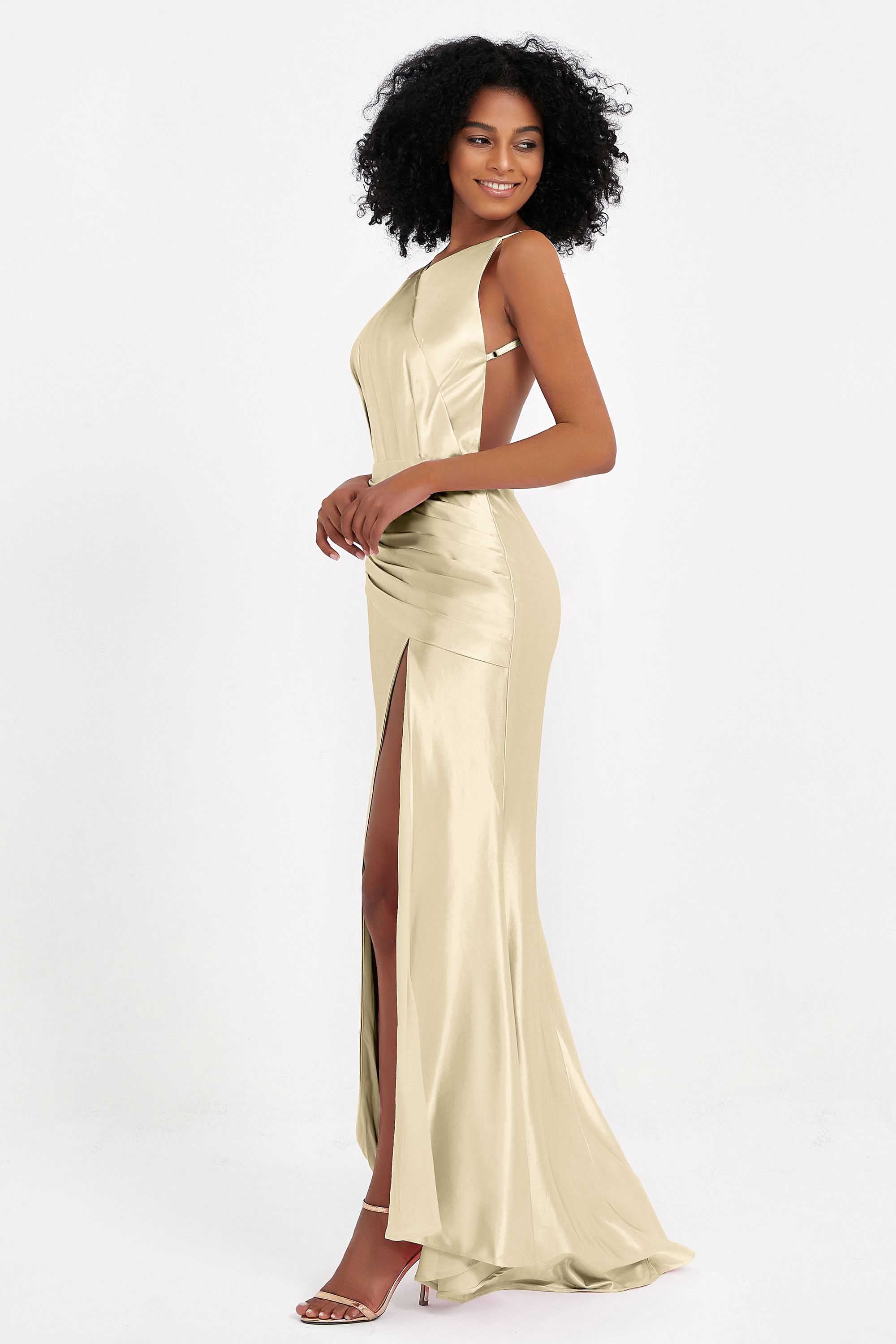 Elisabete | Vestido Maxi em Cetim Plissado com Abertura — Champanhe