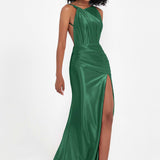 Elisabete | Vestido Maxi em Cetim Plissado com Abertura — Verde Escuro