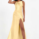 Elisabete | Vestido Maxi em Cetim Plissado com Abertura — Dourado