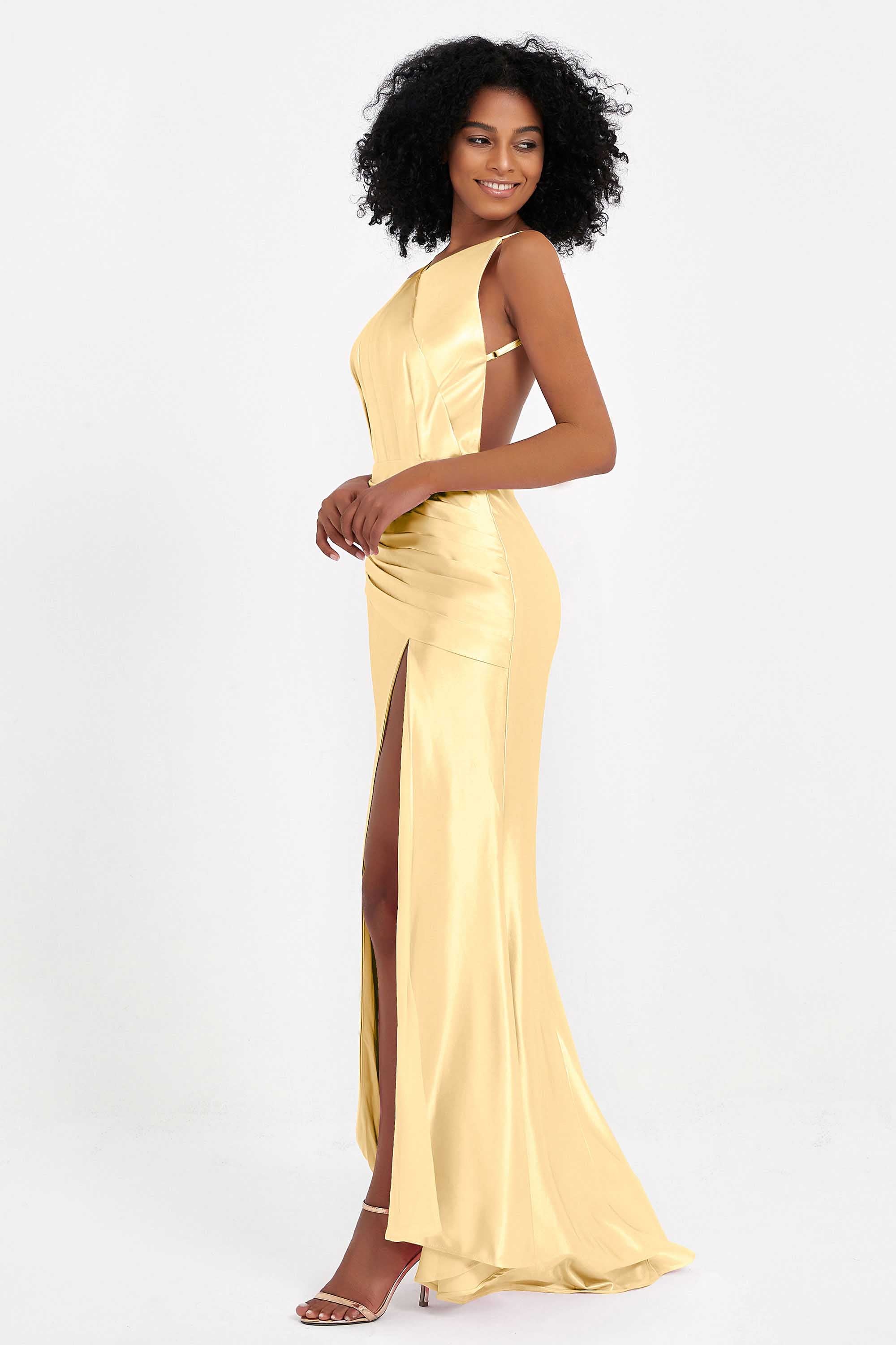 Elisabete | Vestido Maxi em Cetim Plissado com Abertura — Dourado