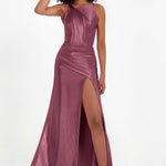 Elisabete | Vestido Maxi em Cetim Plissado com Abertura — Amora