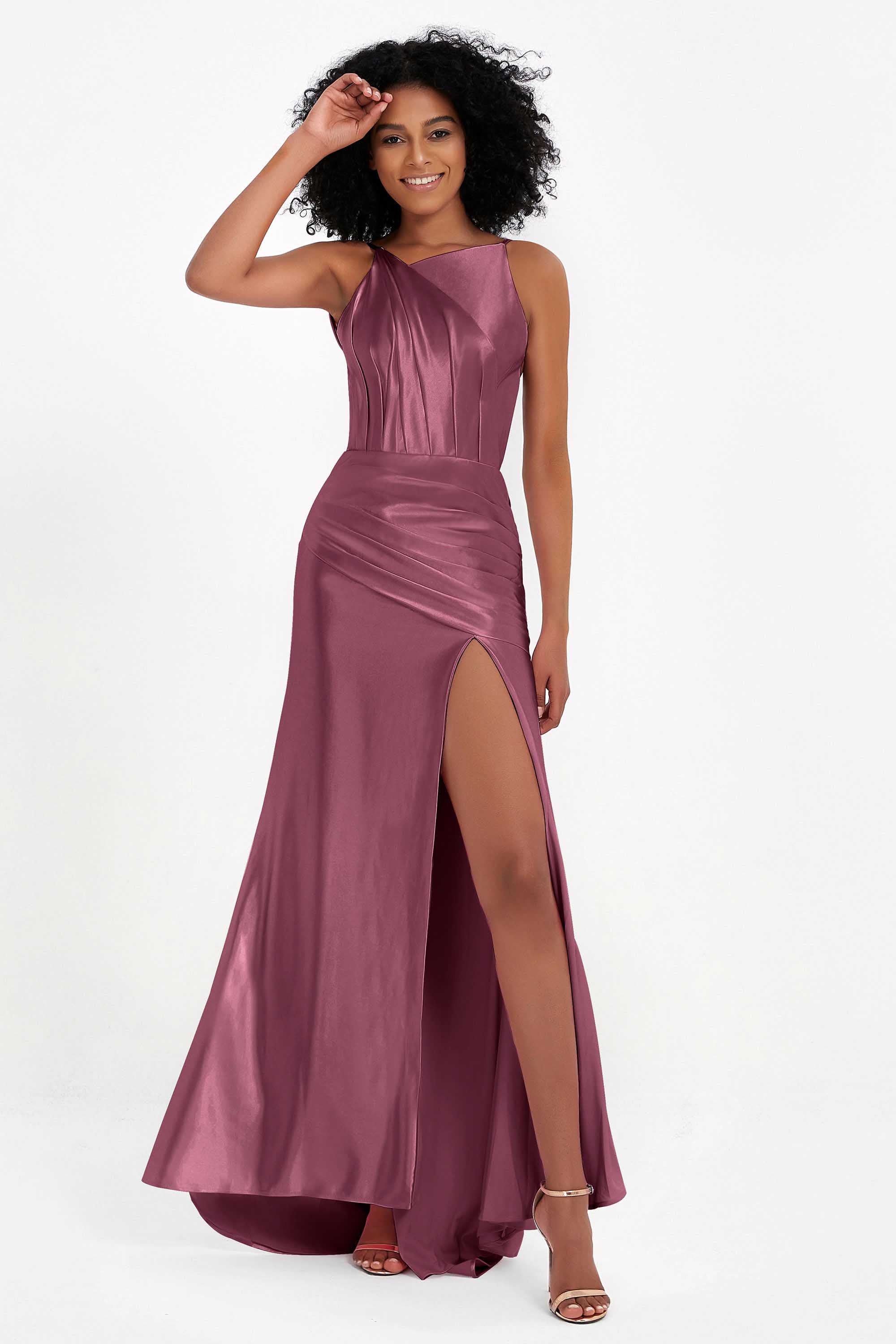 Elisabete | Vestido Maxi em Cetim Plissado com Abertura — Amora