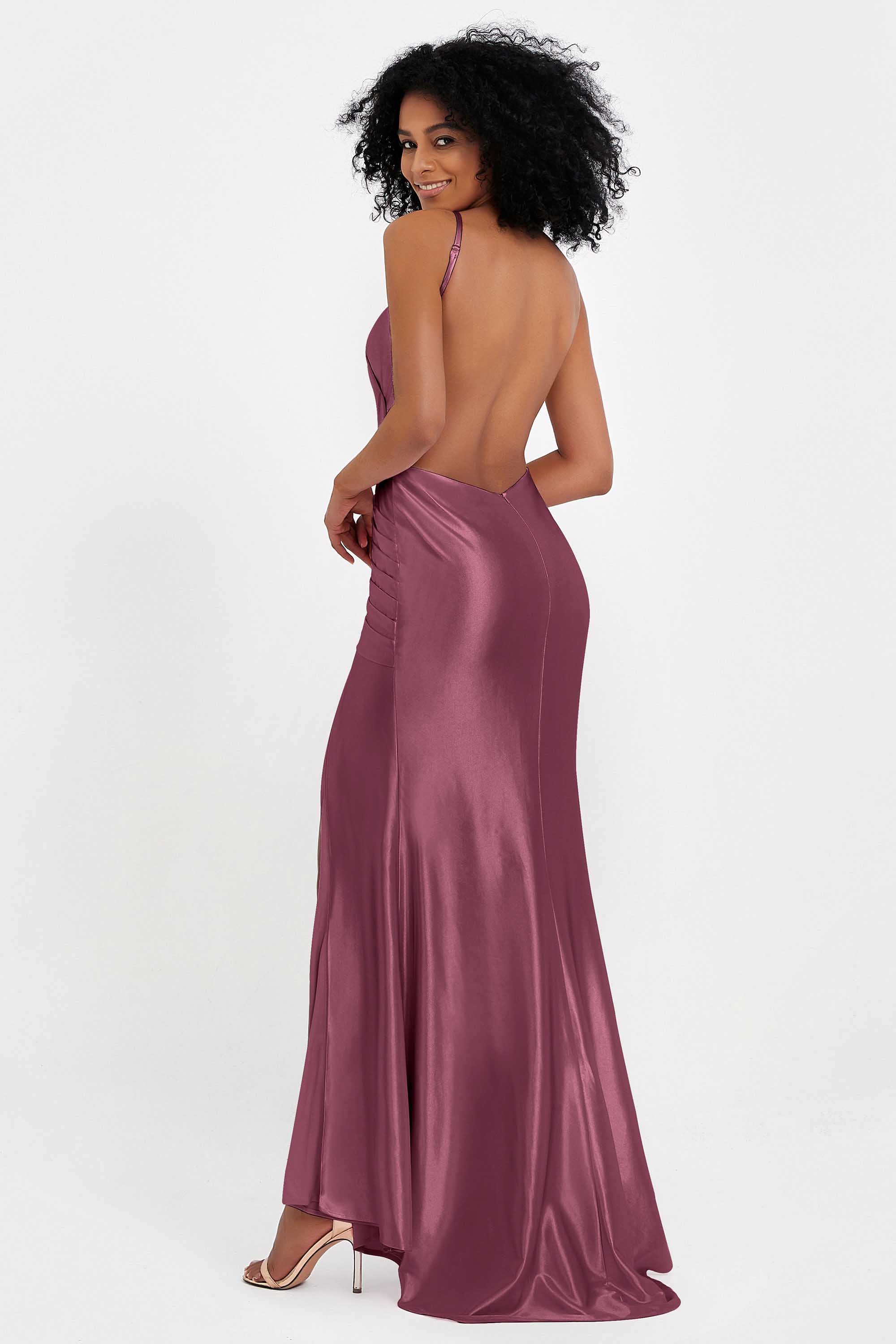 Elisabete | Vestido Maxi em Cetim Plissado com Abertura — Amora